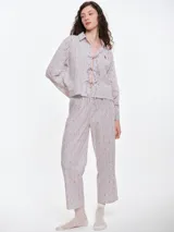 Pantalón de dormir de corte recto y calce relajado, confeccionado en popelina de algodón con estampado de rayas verticales y pequeños puntos bordados. Presenta cintura elastizada para mayor comodidad.