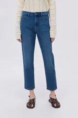 Pantalón jean gris oscuro de corte slim fit y tiro alto, con diseño clásico de cinco bolsillos.