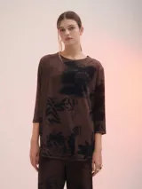 Remera marrón con estampado abstracto en negro, de corte holgado y mangas 3/4.