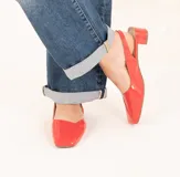Zapatos slingback de charol color rojo, con diseño de punta cuadrada, escote en V y taco bajo cuadrado. Cuentan con tira trasera ajustable mediante hebilla.
