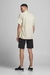 Short cargo negro de Jack & Jones, corte regular, con bolsillos laterales y cierre con cremallera.