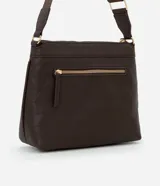 Bandolera femenina confeccionada en material sintético color marrón con efecto embossed, modelo transversal postman con cierre por cremallera, bolsillo externo y asa larga de grosgrain.