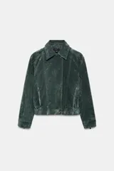 Cazadora de ante color verde oscuro, con cuello solapa, cierre frontal con cremallera oculta y botones a presión, bolsillos laterales con cremallera, manga larga con cremallera en puños y bajo elástico.