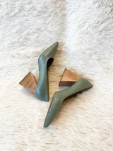 Zapato de tacón color verde agua, con punta fina y taco cuadrado forrado en cuero tipo madera.
