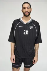 Short de fútbol negro con finas rayas verticales blancas, cintura elástica y cordón ajustable. Presenta logo "Basset" y escudo de equipo de fútbol con el número 28.