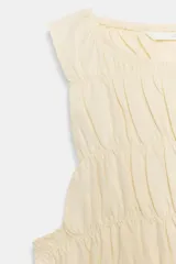 Top sin mangas de color marrón, con cuello redondo y diseño completamente fruncido con elásticos y un sutil volante en el bajo.