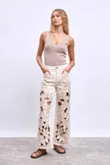 Top tejido de punto color marrón con brillo, escote en V pronunciado y tirantes anchos.