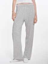 Pantalón de pijama de corte recto y calce relajado, confeccionado en viscosa con tacto suave. Presenta un estampado de pequeños puntos rojos y blancos sobre una base gris melange, con cintura elastizada para mayor comodidad.