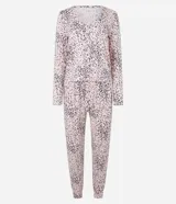 Conjunto de pijama de dos piezas, compuesto por una blusa de manga larga con cuello de pico y cierre de botones, y un pantalón largo con cintura elástica y puños ajustados. El conjunto es de color rosa con estampado de leopardo.