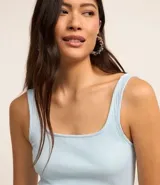 Vestido midi blanco acanalado, de algodón sostenible, con escote cuadrado y tirantes medios.