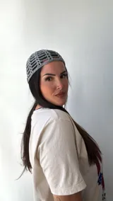 Gorro de crochet gris con diseño de red.