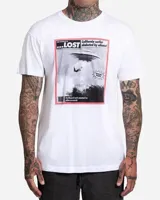 Remera blanca de manga corta y cuello redondo, con estampa frontal inspirada en un titular de periódico sobre OVNIs y surfistas.