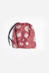 Short de baño de secado rápido con estampado floral sobre fondo azul. Cuenta con cintura elástica con cordón ajustable, bolsillos laterales y logo aplicado en goma.