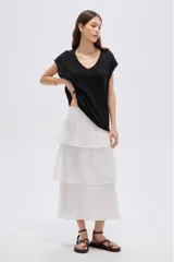 Remera de manga corta holgada con escote en V, confeccionada en viscosa con hilo de lurex.