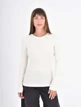 Remera de manga larga en color marrón, con cuello redondo y ajuste al cuerpo.