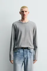 Camiseta de manga larga Zara, corte regular fit, cuello redondo con acabado en rib, confeccionada en tejido de algodón.