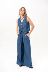 Pantalón azul de corte wide leg, con cintura elástica ajustable mediante cordón y bolsillos laterales.