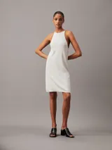 Vestido corto de punto acanalado color blanco, con cuello redondo y espalda estilo 'racer' con tirantes finos ajustables.