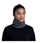 Cuello polar Buff de diseño tubular, color gris jaspeado, confeccionado en tejido elástico y suave con acabado afelpado para mayor calidez.