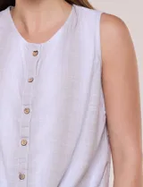 Blusa sin mangas de algodón liviano con diseño de rayas verticales en tonos beige y blanco, escote redondo, abotonadura frontal con botones rústicos y detalle de nudo para anudar en la cintura.