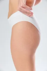 Bombacha vedetina de tiro alto confeccionada en algodón con elastano, de diseño liso y minimalista.