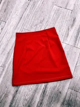 Minifalda roja de corte recto.