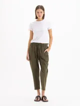 Pantalón de gabardina color bordó, de tiro medio con cintura elastizada y cordón regulable. Presenta calce relajado, corte recto y largo hasta los tobillos, con bolsillos laterales.