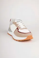 Championes deportivos Pdk Riverland para mujer, en combinación de colores blanco, tostado, gris y detalles en bordó, con suela dentada de goma marrón.