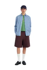 Bermuda cargo relaxed fit color azul marino, de tiro medio con pliegues frontales y presillas para cinturón. Cuenta con bolsillos laterales tipo cargo en las perneras y cierre frontal con cremallera y gancho metálico oculto.