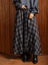 Pollera midi de corte amplio y voluminoso, con estampado escocés en tonos grises y negros. Cuenta con cintura elástica y bolsillos laterales.