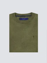 Sweater verde oliva de algodón liviano, con cuello redondo y logo bordado en el pecho.