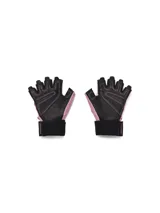 Guantes de entrenamiento Under Armour para mujer, diseñados para levantamiento de pesas. Presentan un diseño sin dedos en color rosado con detalles en negro, palma de cuero para mayor agarre y protección, y muñequera elástica ajustable con cierre de velcro para mayor soporte.