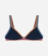 Top de bikini triangular azul marino con breteles finos y borde inferior con costuras contrastantes en fucsia y naranja.