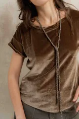 Remera de terciopelo color marrón visón, con cuello redondo, mangas cortas con dobladillo y corte recto.
