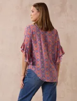Blusa de gasa estampada marca Ruby Rd, con cuello a la base, abertura central con botones y mangas cortas amplias con volados.