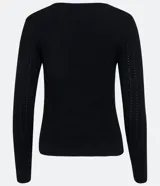 Blusa negra de punto con escote en U, mangas largas y detalle de tres botones dorados.