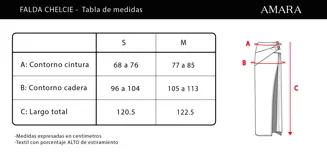 Falda larga negra con tajo lateral alto y detalle de argollas metálicas.