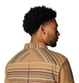 Camisa de manga larga Columbia, confeccionada en franela de algodón con un toque de elastano para mayor comodidad. Presenta un diseño de rayas horizontales en tonos tierra, cuello clásico, cierre frontal con botones y dos bolsillos en el pecho con solapa y botón.