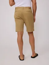 Bermuda color verde oliva, de corte recto y largo a la rodilla. Confeccionada en tejido de algodón y elastano.