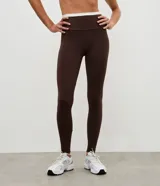 Pantalón legging deportivo color marrón con cintura alta en contraste color blanco. Confeccionado en tejido de poliamida y elastano, de ajuste ceñido al cuerpo.