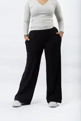 Pantalón palazzo de punto acanalado color blanco, con cintura elástica y bolsillos laterales.