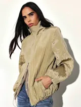 Campera liviana de acabado satinado con textura plisada, cuello alto, cierre frontal, bolsillos laterales, puños elastizados y cordón regulable en la cintura.