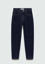 Jeans azul oscuro de corte recto, tiro alto y largo al tobillo.