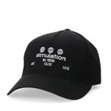 Gorra tipo baseball color negro con bordado frontal en color blanco que incluye el texto 'simulation', tres iconos de globos terráqueos y detalles gráficos adicionales.