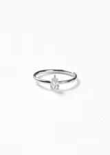 Anillo fino de plata 925 con diseño minimalista y una zirconia central en forma de gota.
