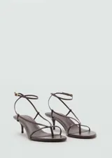 Sandalias de tacón fino tipo kitten heel color marrón, con diseño de tiras finas y cierre de hebilla en el tobillo.