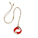 Collar con colgante circular de asta y asta esmaltada en negro y dorado, con cordón negro ajustable.