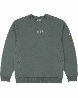 Buzo de algodón color terracota, con corte oversize, cuello redondo y puños acanalados. Presenta un pequeño estampado tipográfico en el centro del pecho y un parche con logo en la manga derecha.