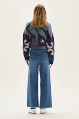 Sweater de tejido de punto con diseño jacquard abstracto en tonos azules y detalles brillantes en lurex. Presenta cuello redondo, mangas largas y puños y ruedo acanalados.