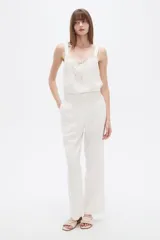 Pantalon de viscosa color blanco, de corte recto, con bolsillos laterales y cintura elástica con cordón ajustable.